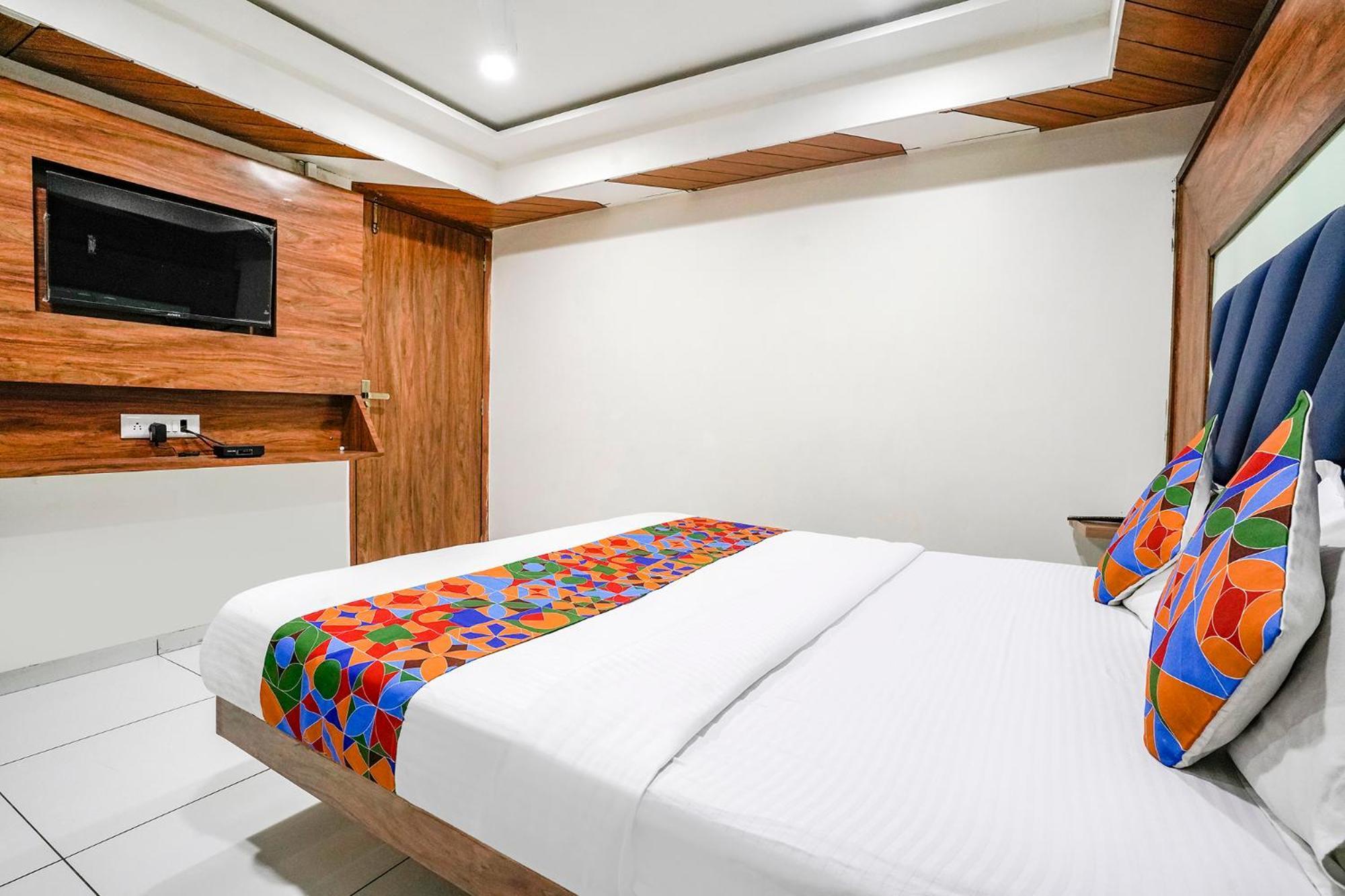 Fabexpress Royal Bird Hotel Ahmedabad Eksteriør billede